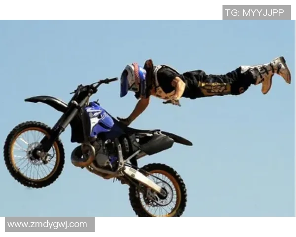 足球巨星燃情竞技 展现巅峰动作与精彩瞬间挑战极限突破 足球巨星燃情竞技 展现巅峰动作与精彩瞬间挑战极限突破